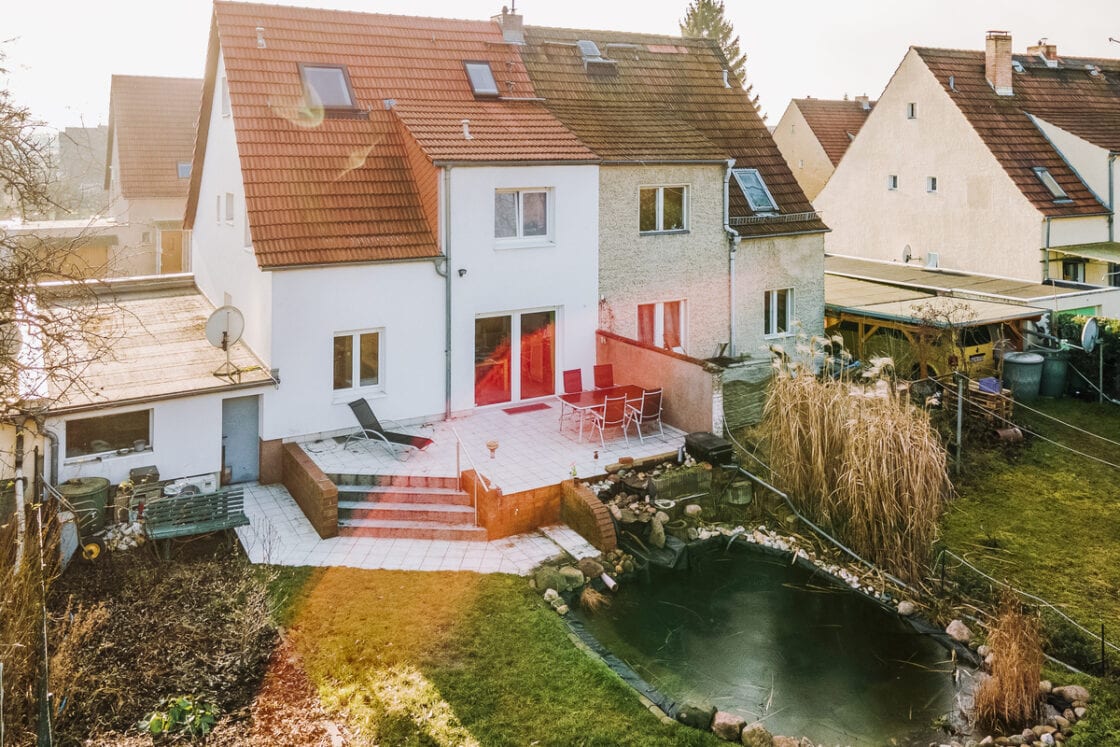 Provisionsfrei! Doppelhaushälfte mitten in Biesdorf: Familienfreundlich und gemütlich - Einfamilienhaus mit Teich